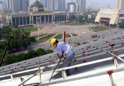 打破傳統建筑保溫的聚氨酯噴涂機硬泡噴涂